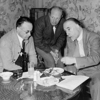Generalintendant Heinz Tietjen, Gesamtausstatter Heinz Preetorius und der Dirigent Sir Thomas Beecham bei einer Besprechung anlässlich der Aufführung der Oper 'Orpheus und Eurydike' an der Staatsoper Unter den Linden (18.02.1937).