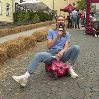 Landesschau-Moderatorin Svenja Kaiser war beim Bobbycar-Rennen in Hachenburg dabei.
