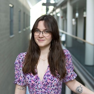 Justine lächelt in die Kamera