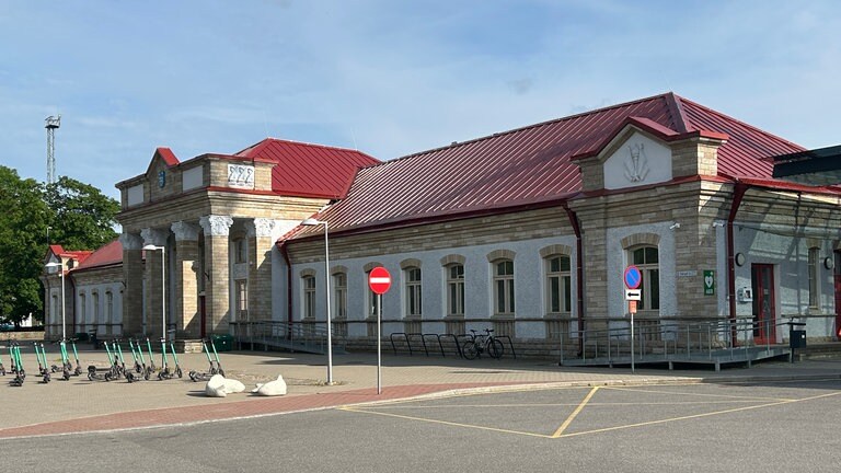 Das stattliche Bahnhofsgebäude in Narwa aus dem Jahre 1953.