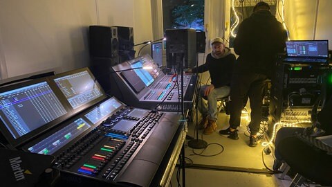 Ein Blick in den Container mit der Technik für das aufwendige Klangereignis "Sound Bridges". Von hier aus werden Licht und Ton gesteuert. 