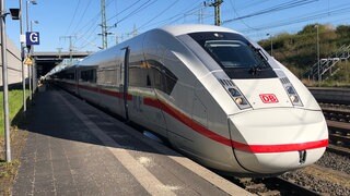 ICE 4 XXL während der Übergabefahrt bei einem kurzen Halt in Limburg-Süd. Noch gehört der Zug Siemens. Nach erfolgreicher Testfahrt nach Berlin geht der 13telige Zug ins Eigentum der DB AG über.
