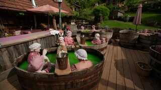 Besucher der Bader Alm nehmen Fichtenbäder