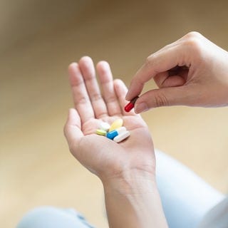 Verschiedene Medikamente in einer Hand