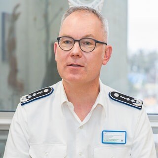 Frank Reuther, Gerichtsmediziner, bei der Arbeit an seinem Schreibtisch.