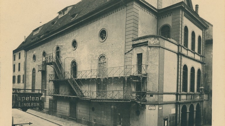 Ein Gebäude von außen, historische Aufnahme.