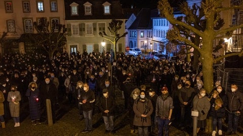 Trauernde vor der Stadtkirche in Kusel. Sie nehmen Abschied von einer jungen Polizistin und einem Polizisten, die bei einer Verkehrskontrolle von mutmaßlichen Wilderern erschossen wurden.