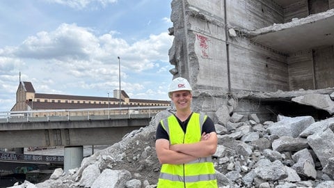 Der Bauleiter Alexander Braun steht vor den Resten des Würfelbunkers