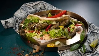 SWR1 Pfännle Streetfood Rezept Linsenfalafel im Fladenbrot, dazu cremiger Hummus, frischer Salat und Limettensaft. Mehr Streetfood-Liebe geht kaum.
