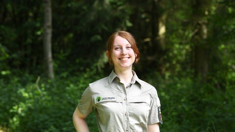 Försterin Leonie Münzer ist beim Forstamt Rheinhessen für Umweltbildung und Öffentlichkeitsarbeit zuständig.