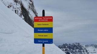 Ein Schild warnt am Flumserberg vor Gefahren wie Lawinen. Am Wochenende ist unter anderem dort eine Lawine abgegangen.