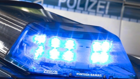 Blaulicht eines Streifenwagens (Symbolbild). Ein Mann ist aus dem Zentrum für Psychiatrie Reichenau (Landkreis Konstanz) geflohen.