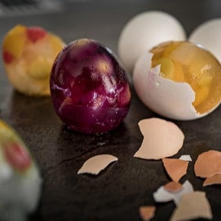 Bunte Wackelpudding-Eier mit Früchten