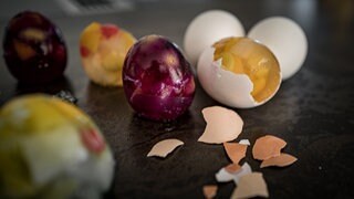 Bunte Wackelpudding-Eier mit Früchten