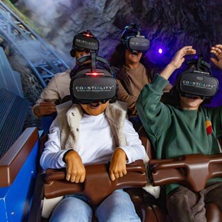 Besucher des Alpenexpress im Europa Park Rust mit VR Brillen aus Kaiserslautern.