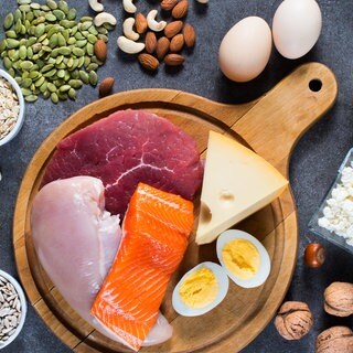 Lebensmittel, die gute pflanzliche und tierische Eiweißquellen enthalten: Eier, Käse, Fleisch, Nüsse, Getreide, Fisch. Mit der richtigen Zusammenstellung des Essens mit Eiweiß sowie den nötigen Vitaminen und Spurenelementen sollte man sich beschäftigen. Wie das mit Genuss geht, weiß die Ernährungsexpertin im Studio Sabine Schütze.