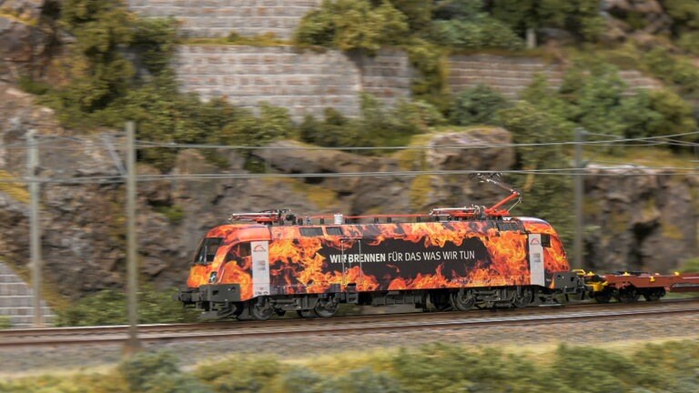 Bei Roco wird es heiß. Der sogenannte „Feuer-Taurus“ zieht den neuen T 3000, ein Taschenwagen für den Kombinierten Verkehr.