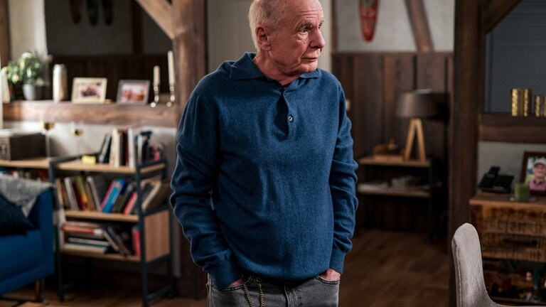Heinz (Thomas Meinhardt) steht nachdenklich im Gesindehaus