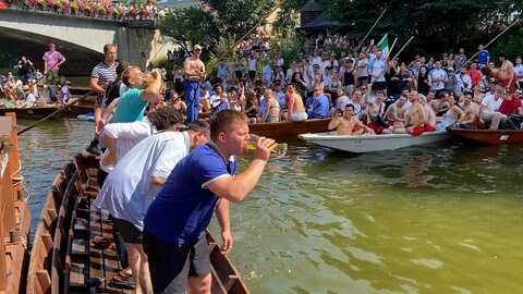 Verlierer des Tübinger Stocherkahnrennens müssen Lebertran trinken. 