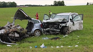 Die beiden Fahrzeuge sind nach dem Zusammenstoß völlig zerstört.