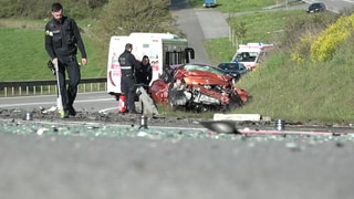 bei einem Unfall auf der Hunsrückhöhenstrasse ist eine Frau ums Leben gekommen