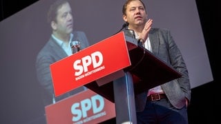 Beim Landesparteitag der SPD Baden-Württemberg in der Donauhalle spricht Lars Klingbeil, Bundesvorsitzender der SPD. Er hält am Rentenpaket der Bundesregierung fest.