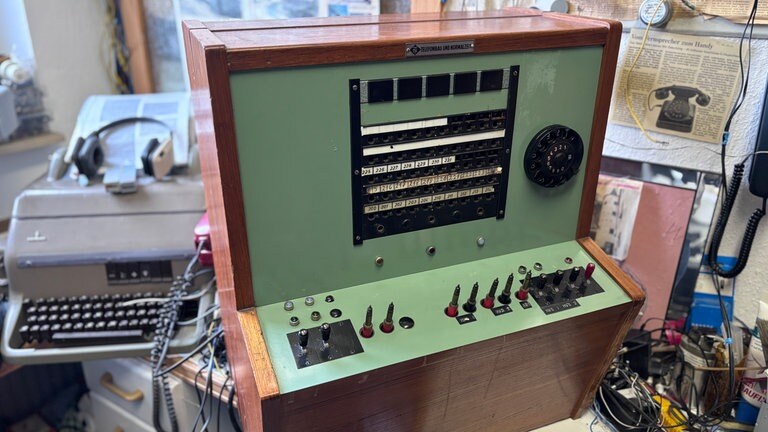 Im Hotel früher Alltag: Steckkabel mit Buchsen verbinden, um mit dem Hotelgast telefonieren zu können. 