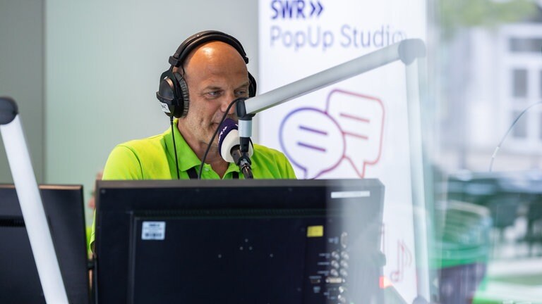 SWR4-Moderator Matthias Methner sendet live aus dem SWR PopUp Studio.
