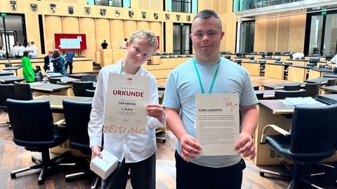 Zwei Schüler der Karl-Rolfus-Schule am St. Josefshaus in Rheinfelden und Lörrach bei der Preisverleihung in Berlin. Ihre Schülerzeitung "KReiSel" hat den ersten Platz abgeräumt in der Kategorie Förderschulen.
