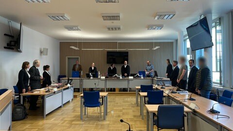 Prozessbeginn am Landgericht Koblenz: Zwei Männer sollen Frau angegriffen und bestohlen haben.