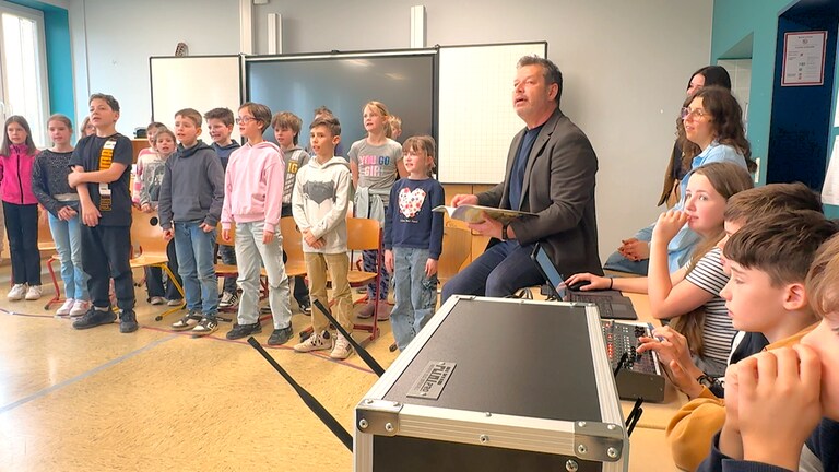 Lehrer Jürgen Köhler übt mit den Viertklässlern für einen Auftritt