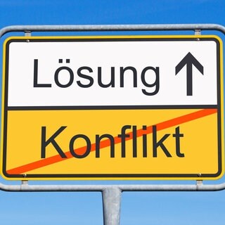 Illustration zum Thema Konflikt-Lösung: Ein Ortsschild zeigt das Wort "Lösung" und das durchgestrichene Wort "Konflikt".  Friedrich Glasl ist Konfliktforscher. Egal, ob Auseinandersetzungen in Beziehung oder Arbeitsplatz oder der Angriffskrieg von Russland auf die Ukraine: er analysiert sie und sucht Lösungen. Wir sprechen mit ihm in SWR1 Leute