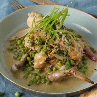 Geschmortes Hühnchen mit Erbsen und Estragon