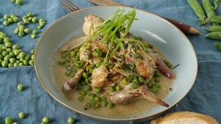Geschmortes Hühnchen mit Erbsen und Estragon