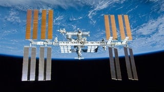 Symbolbild der ISS: Die ISS, gesehen vom ablegenden Space Shuttle Atlantis am 23. Mai 2010. 