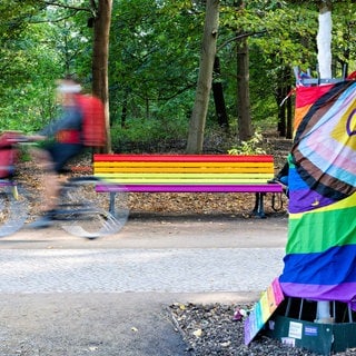 Regenbogenbank am Gedenkort, an dem am 25.08.2026 durch einen islamistischen Anschlag eine polnische Frau ums Leben gekommen war