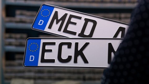 Zwei Kennzeichen mit den Buchstaben "MED" für Meldorf und "ECK" für Eckernförde. 