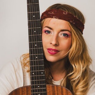 Die Singersongwriterin und Entertainerin Miss Allie