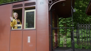 Frau sitzt im Kuckucksbähnel