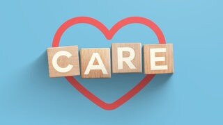 Holzwürfel, auf denen das Wort "Care" steht, liegen auf einem roten Herz vor blauem Hintergrund. Am Pflegetag geht es um alles, was wichtig ist zum Thema Pflege, Hilfsangebote, Pflegeheime und Vorsorge.