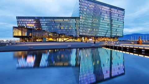 Illuminiertes Konzerthaus Harpa in der Abenddaemmerung, Reykjavik, Island