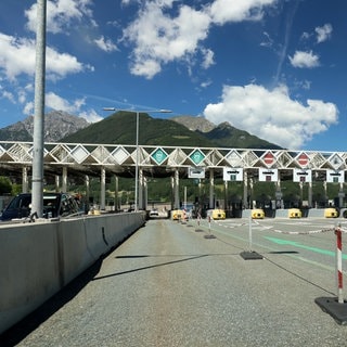 Zu sehen ist eine Autobahn und Mautstation