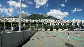 Zu sehen ist eine Autobahn und Mautstation