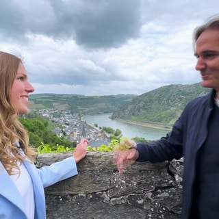 Ausflugsreporter Markus Bundt mit der „Deutschen Weinprinzessin“ Julia Lambrich