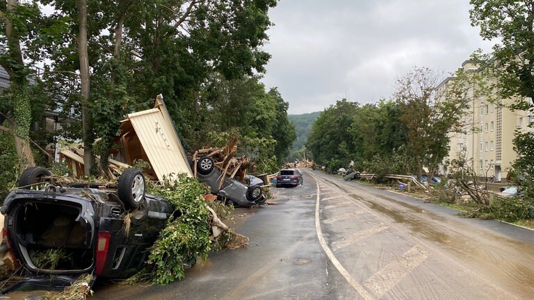 Die Wucht der Flutwelle war in Bad Neuenahr-Ahrweiler so groß, dass das Wasser auch Autos und Bäume mitgerissen hat.