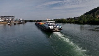 Niedrigwasserstände wirken sich auf Schifffahrt aus - in den Häfen im Dreiländereck können Schiffe nicht mehr voll beladen werden