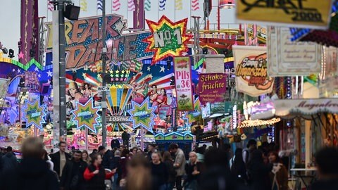 Bunte Lichter auf dem Cannstatter Wasen