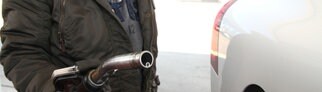 Eine Person tankt ihr Audot auf | So fahrt ihr sicher auf glatten Straßen
