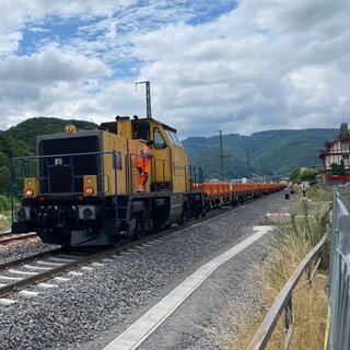 Seit Mitte Juni 2025 liegen wieder Schienen in Dernau. Sie waren bei der Flutkatastrophe 2021 weggerissen worden. Ein Bauzug hat auf den neuen Gleisen Schwellen und Oberleitungsmasten ins Ahrtal gebracht.