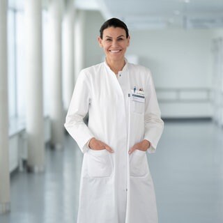 Medizinerin Marion Kiechle steht im Arztkittel in einem Krankenhausflur. In SWR1 Leute spricht sie über Gesundheit von Frauen und insbesondere die Wechseljahre.